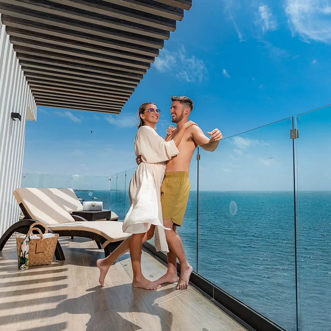 Pareja en balcón con vista al mar
